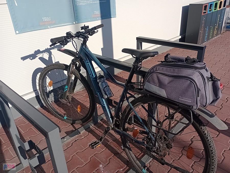 Na parkingu przy sklepie