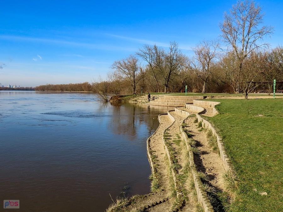Połowa amfiteatru plażowego, reszta pod wodą