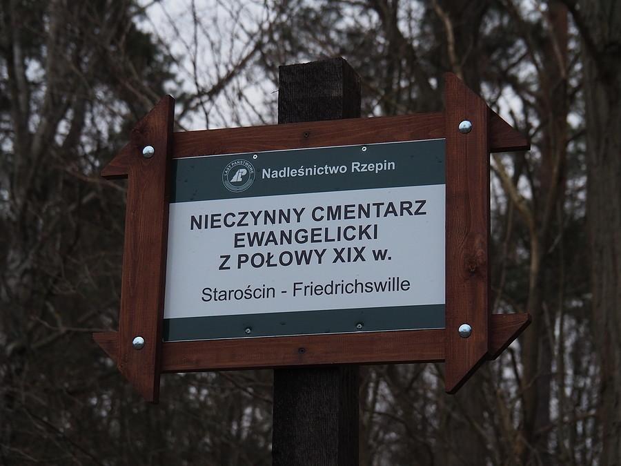 Tabliczka informująca o cmentarzu miedzy Starościnem a Rzepinem