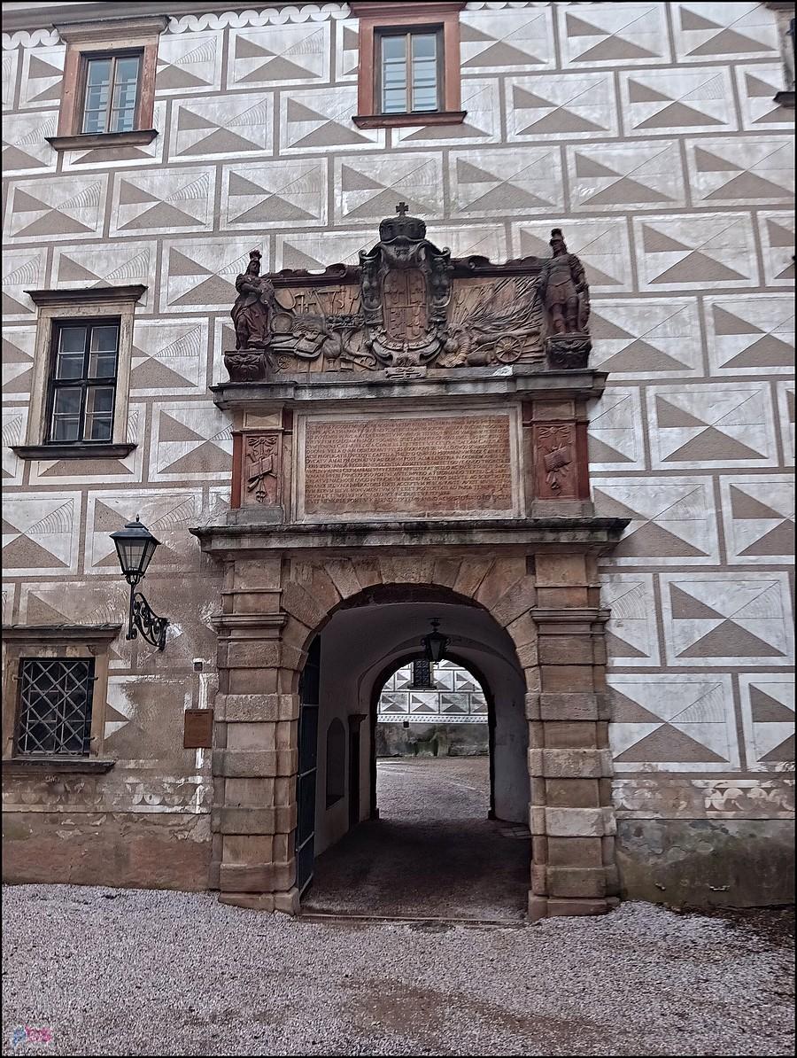 Portal nad bramą zamku w Nachodzie