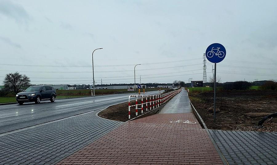 Prosamochodowy wjazd na... drodze rowerowej. Brawo Biedronka!