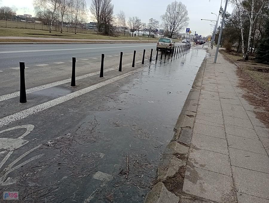 Kałuża na ddr lekko przymrożona