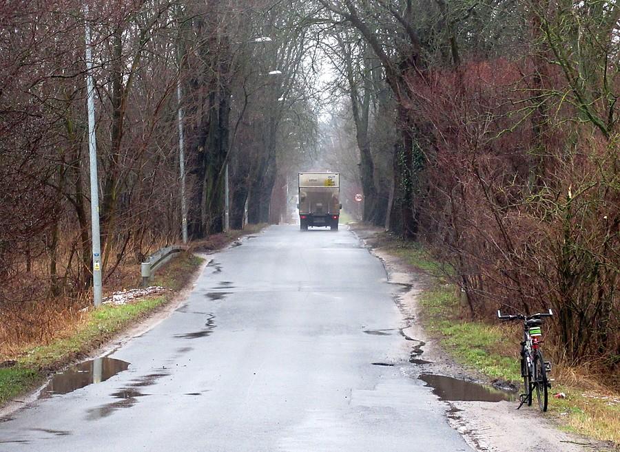 Jedyny rower ze stopką, to korzystam :)