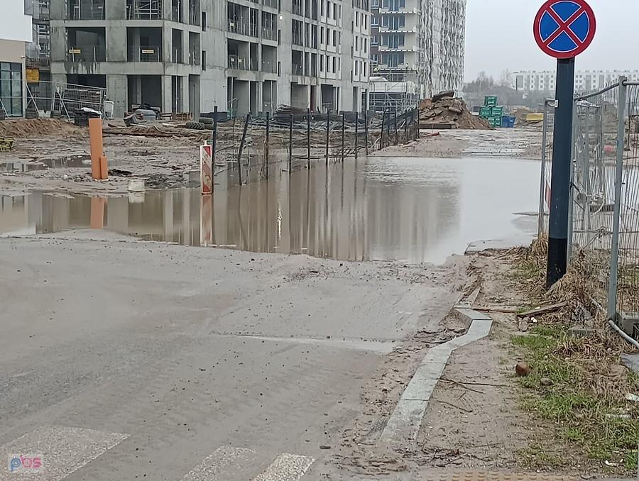 Ogromna głęboka kałuża na drodze wyjazdowej z budowy