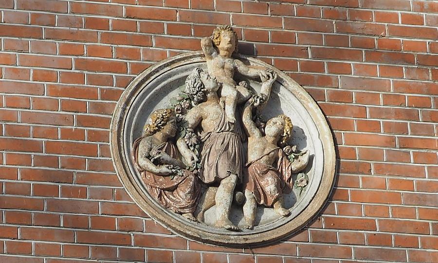 Wzorowane na antycznych płaskorzeżby na ścianie szkoły