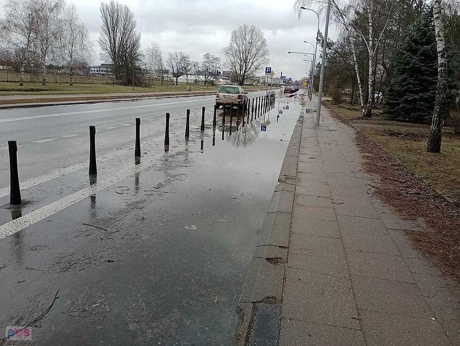 Kałuża na ddr ciągle rośnie