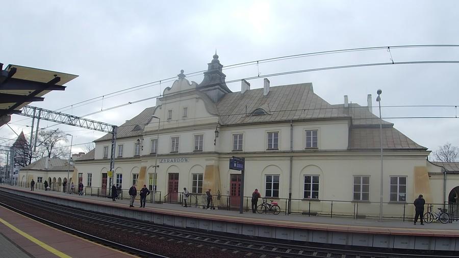 Dworzec w Żyrardowie widziany od peronów