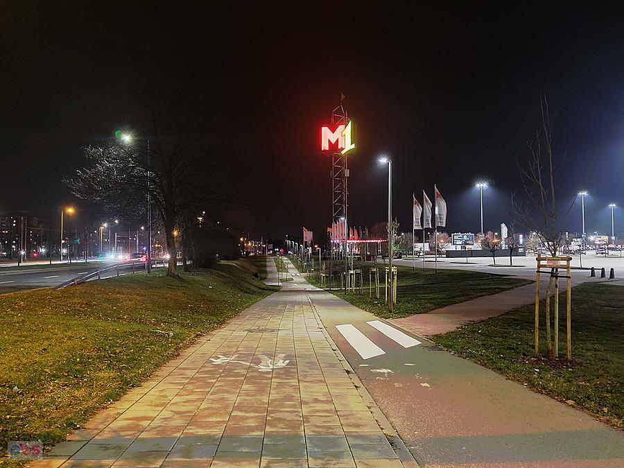 Ścieżka wzdłuż Alei Wyzwolenia w Częstochowie, obok centrum M1