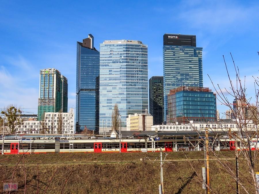 SKM-ka na Dworcu Głównym i wieżowce przy Rondzie Daszyńskiego