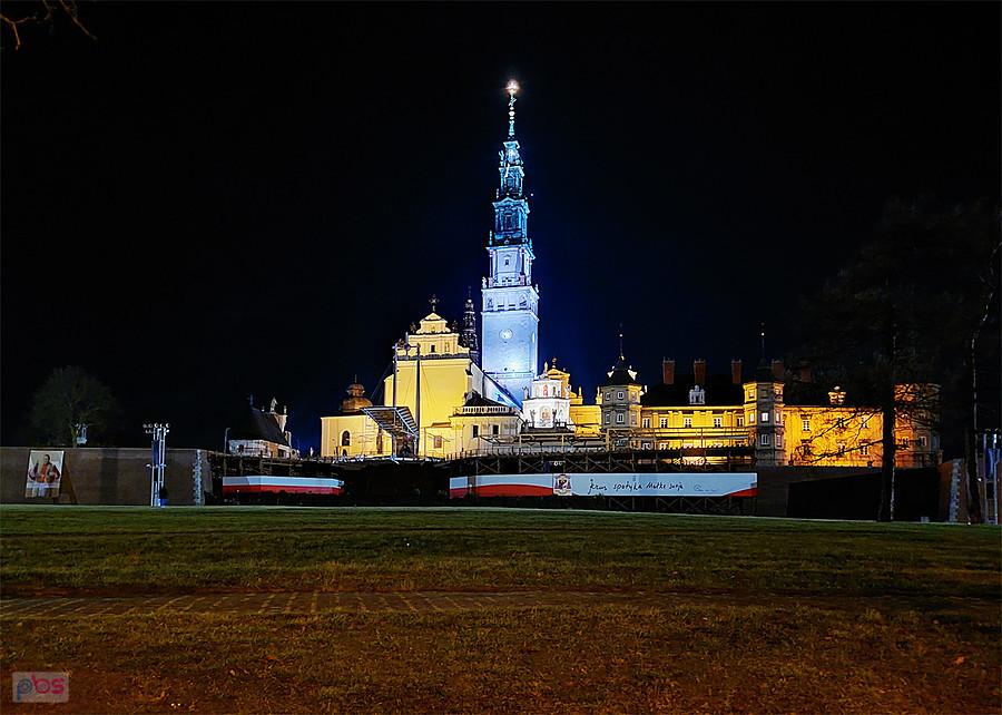 Jasna Góra dzisiaj podświetlona niebieskim światłem