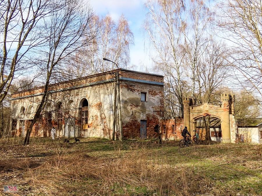 Falenty - zrujnowana oranżeria i neogotycka brama