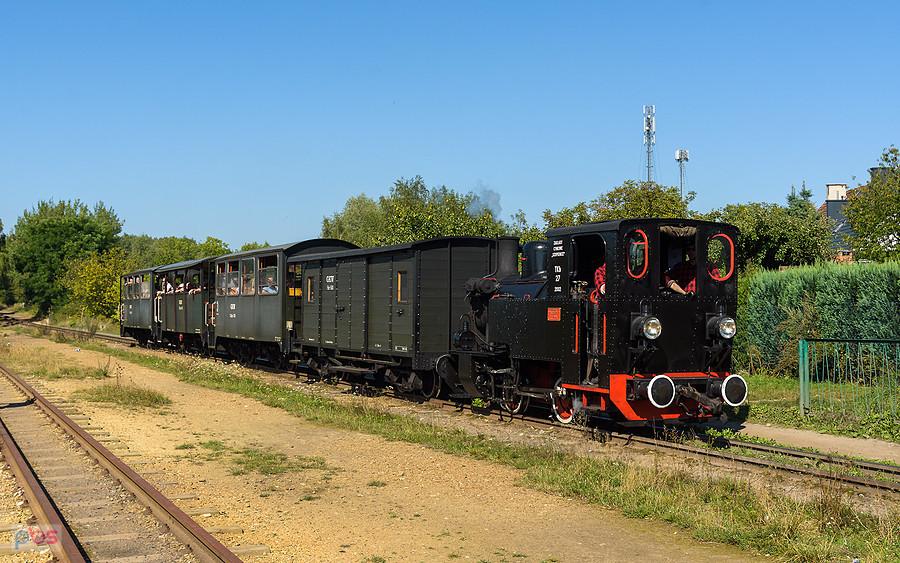 Parowóz TKb27-2002 ze składem P-2214 relacji: Tarnowskie Góry Wąskotorowe - Bytom Karb Wąskotorowy mija bytomską dzielnicę Stroszek.