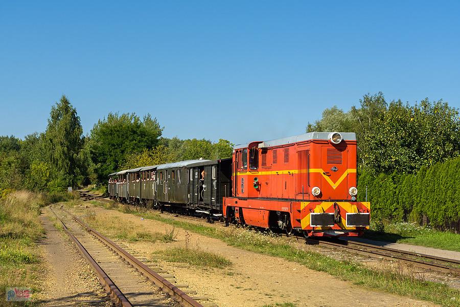 Faur L45H Lxd2-374 ze składem S-2114 relacji: Miasteczko Śląskie Wąskotorowe - Bytom Wąskotorowy mija dzielnicę Stroszek w Bytomiu.