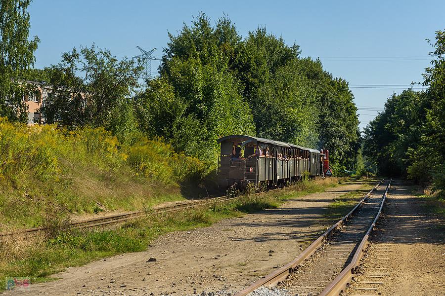 Faur L45H Lxd2-374 ze składem S-2114 relacji: Miasteczko Śląskie Wąskotorowe - Bytom Wąskotorowy mija dzielnicę Stroszek w Bytomiu.