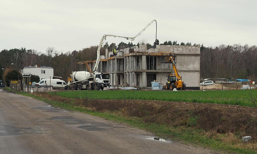 Apartamentowiec w Lubikówku, przyczyna zgryzoty dla właścicieli pobliskich donków letniskowych