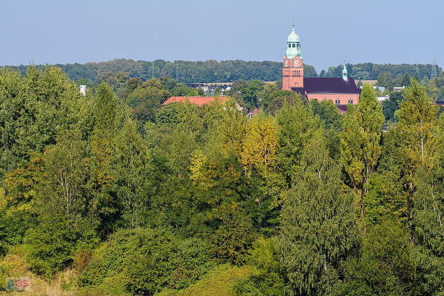 Widok z hałdy popłuczkowej w Tarnowskich Górach - kościół pw. Przemienienia Pańskiego