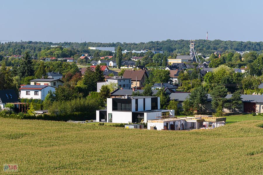 Widok z hałdy popłuczkowej w Tarnowskich Górach i szyb Zabytkowej Kopalni Srebra