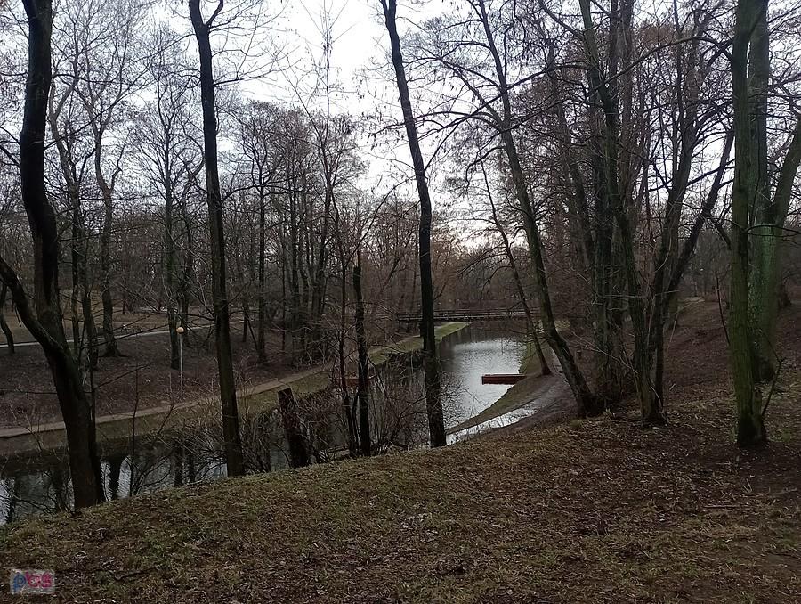 Fosa w parku na Forcie Bema