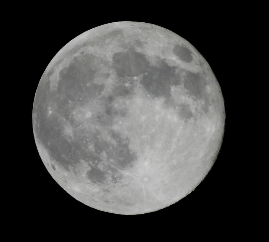 Zimny zimowy księżyc