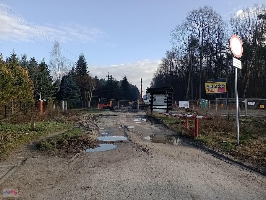 Zamknięta droga przez las. Budowa gazociągu