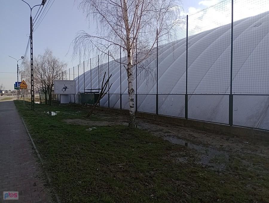 Boisko w Borzęcinie przykryte balonem