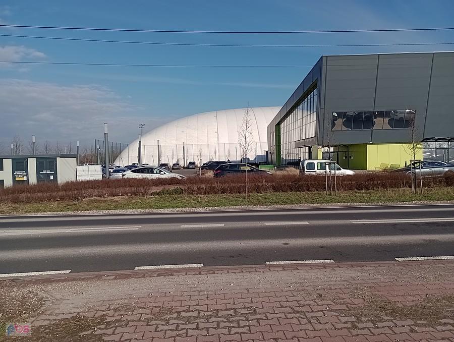 W Kaputach jakaś impreza sportowa, bo parking pełny
