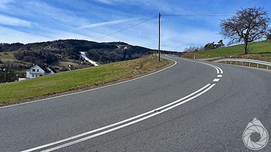 kawał podjazdu na Przeł. Widoma i resztka śniegu na wyciągu na Makowicy