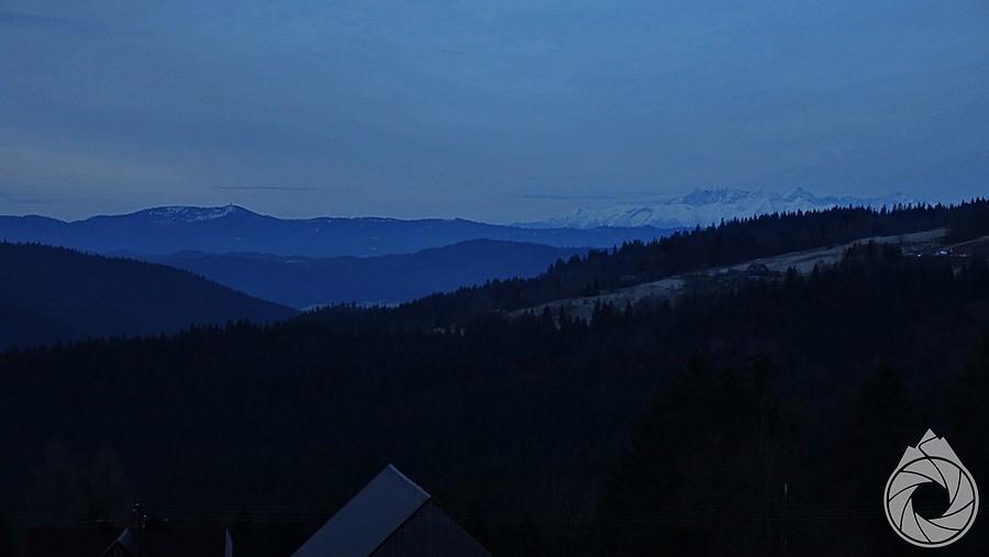 to po prawej to nieśmiałe Tatry, to po lewej to zaśnieżone Gorce