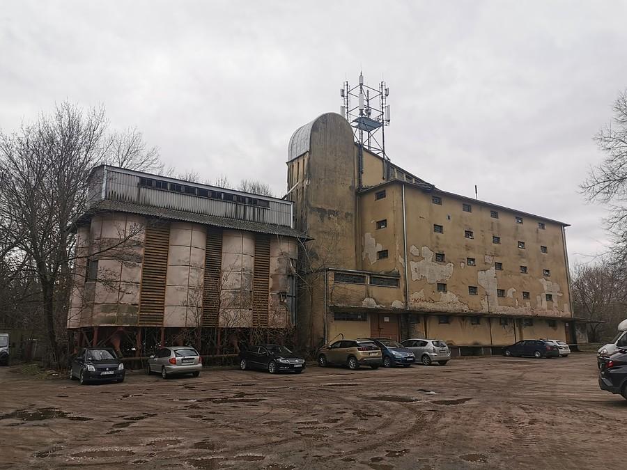 Tajemniczy budynek na terenie Wyścigów Konnych