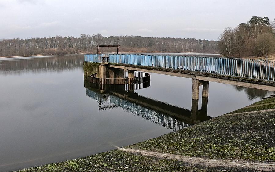 Przy zaporze nad Jeziorem Kowalskim