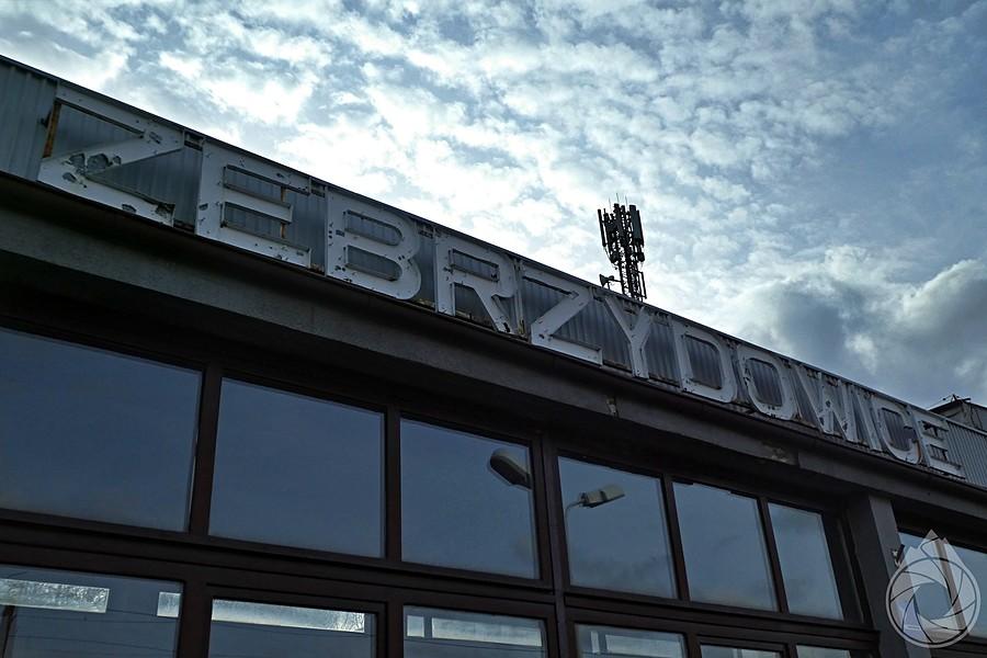 butwiejący dworzec w Zebrzydowicach