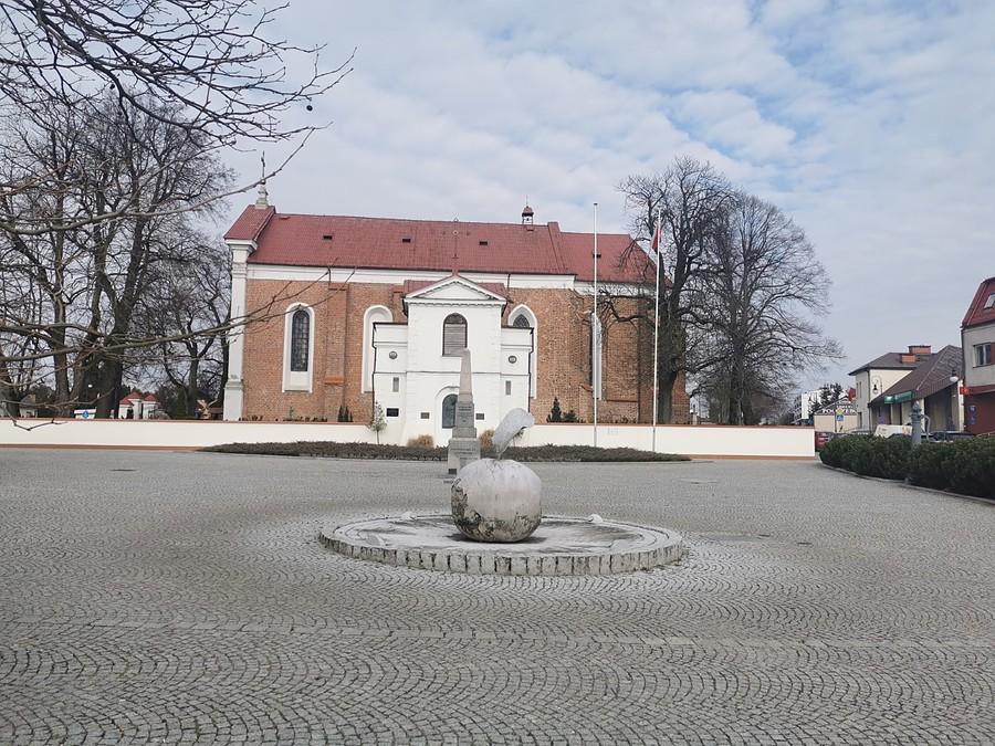 Tarczyn i jego jabłko na rynku