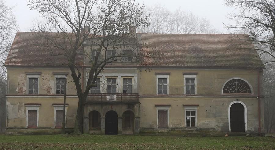 Jest taki samotny dwór...