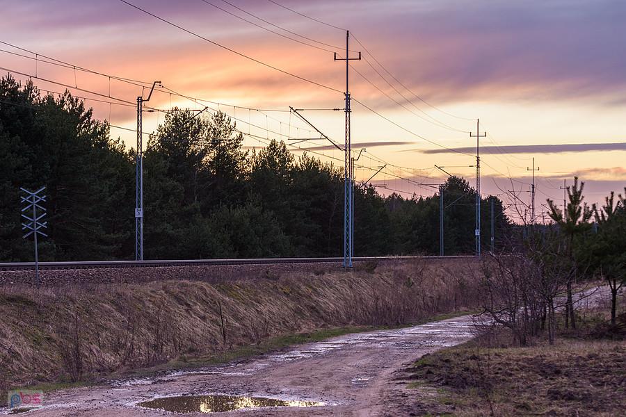 Kolorowo nad torami linii D29-61 w Lusławicach (szlak: Julianka - Turów).