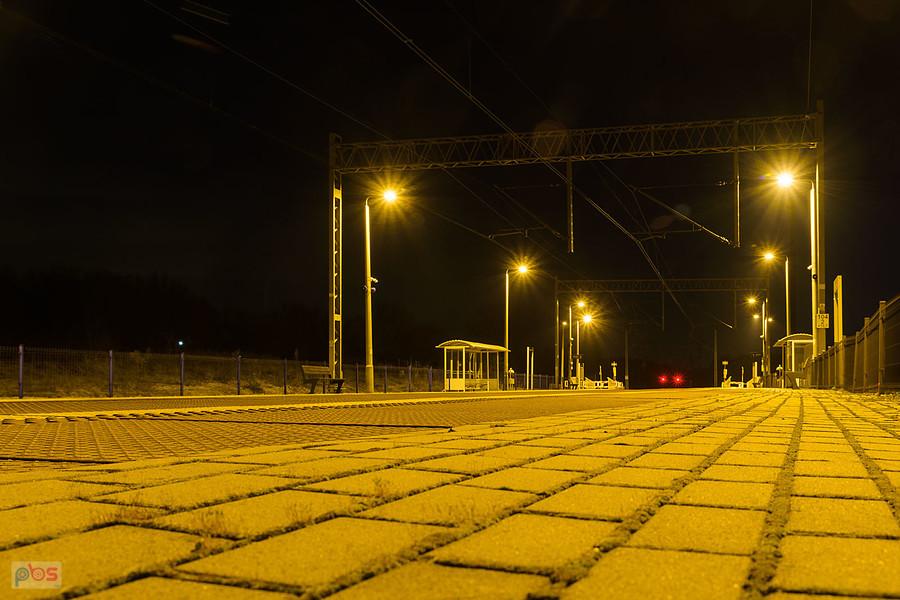 Kusięta Nowe, godzina 19:40 - przystanek kolejowy na linii D29-61, szlak Turów - podg. Kucelinka.