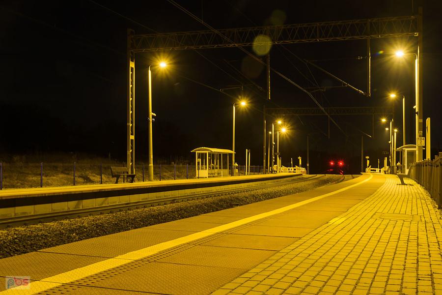 Kusięta Nowe, godzina 19:40 - przystanek kolejowy na linii D29-61, szlak Turów - podg. Kucelinka.