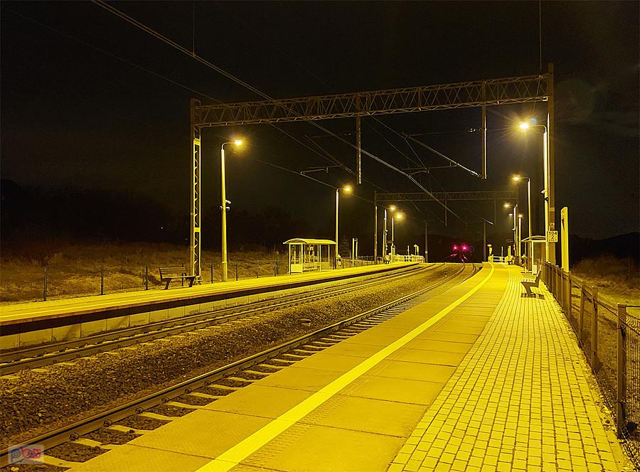 Kusięta Nowe, godzina 19:40 - przystanek kolejowy na linii D29-61, szlak Turów - podg. Kucelinka.
