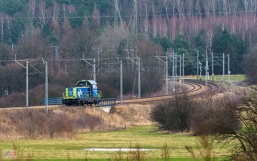 SM42-1211 jedzie szlakiem linii D29-61 podg. Kucelinka - Turów, zbliżając się do semaforów wjazdowych Turowa (za łukami).