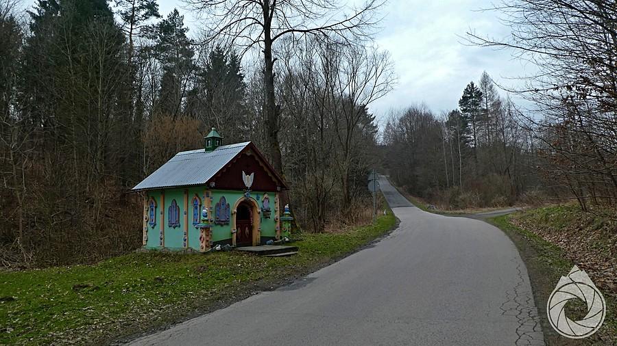 przed podjazdem (12%, prawie pół kilosa) koniecznie kapliczka