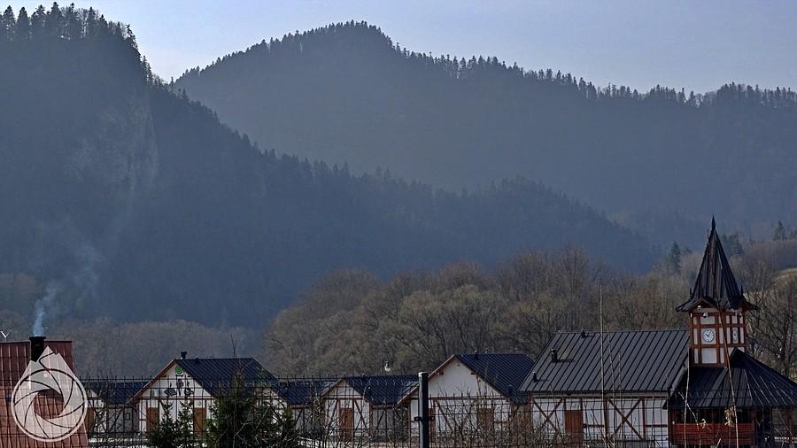 przymglone Pieniny i bawarska (sic!) zabudowa przystani w Szczawnicy