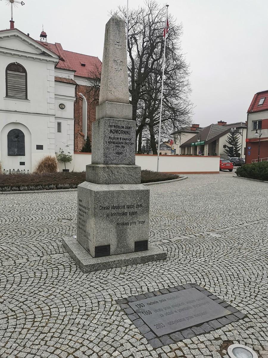 Obelisk w Tarczynie: Obywatelom gminy Komorniki poległym w walkach o niepodległość Ojczyzny Chwała obrońcom naszej ziemi jej bohaterskim synom mieszkańcy gminy Tarczyn
