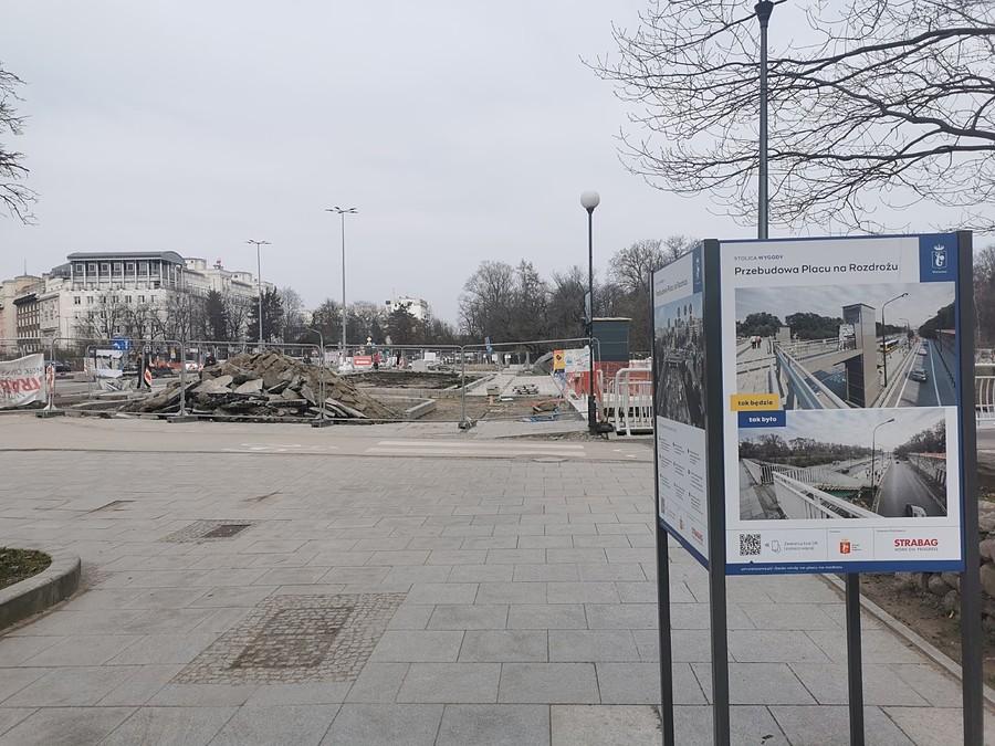 Plac na Rozdrożu rozgrzebany od roku