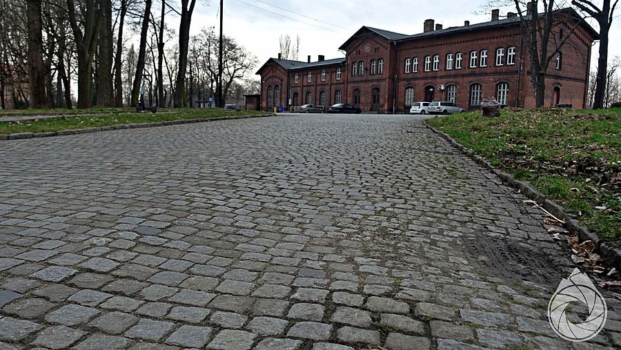 wybrukowany podjazd do dworca w Prudniku