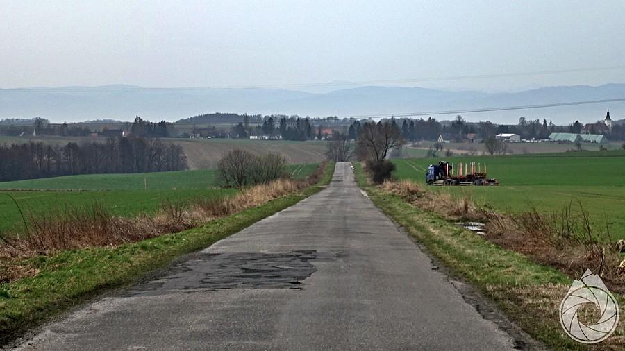 zjazd spod wiatraków z górami w tle