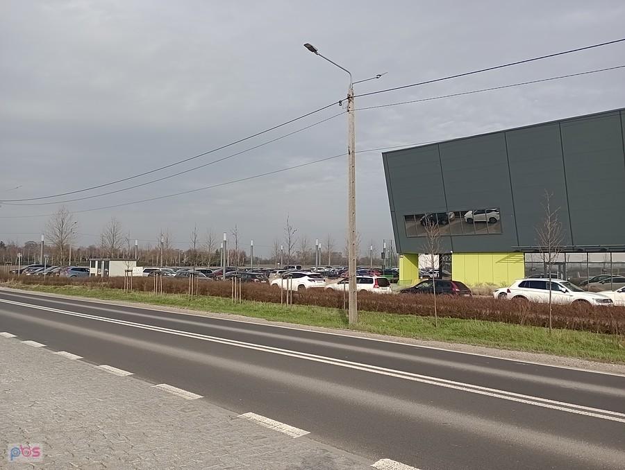 W hali w Kaputach znowu jakieś zgromadzenie, bo cały parking pełny