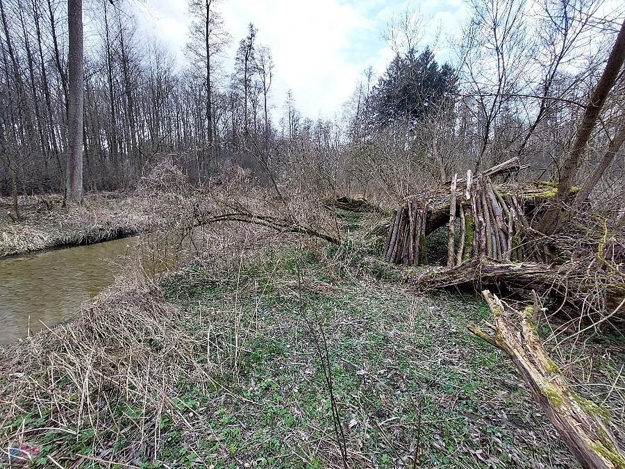 Ktoś oprócz mnie poznał walory tego odludzia. Tego szałasu nie było w ubiegłym roku
