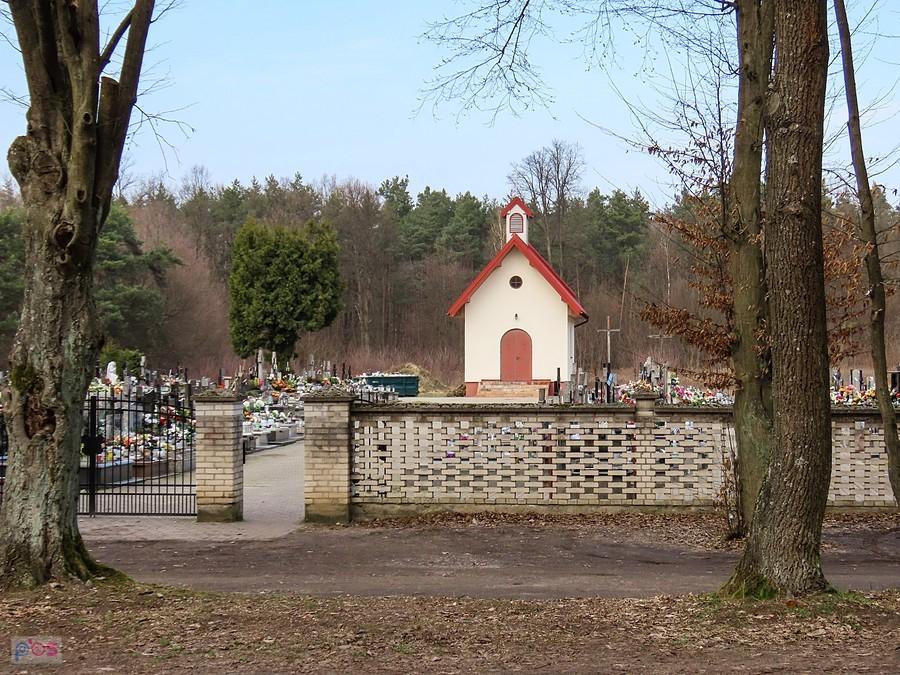 Niewielki cmentarz parafialny na Okołach