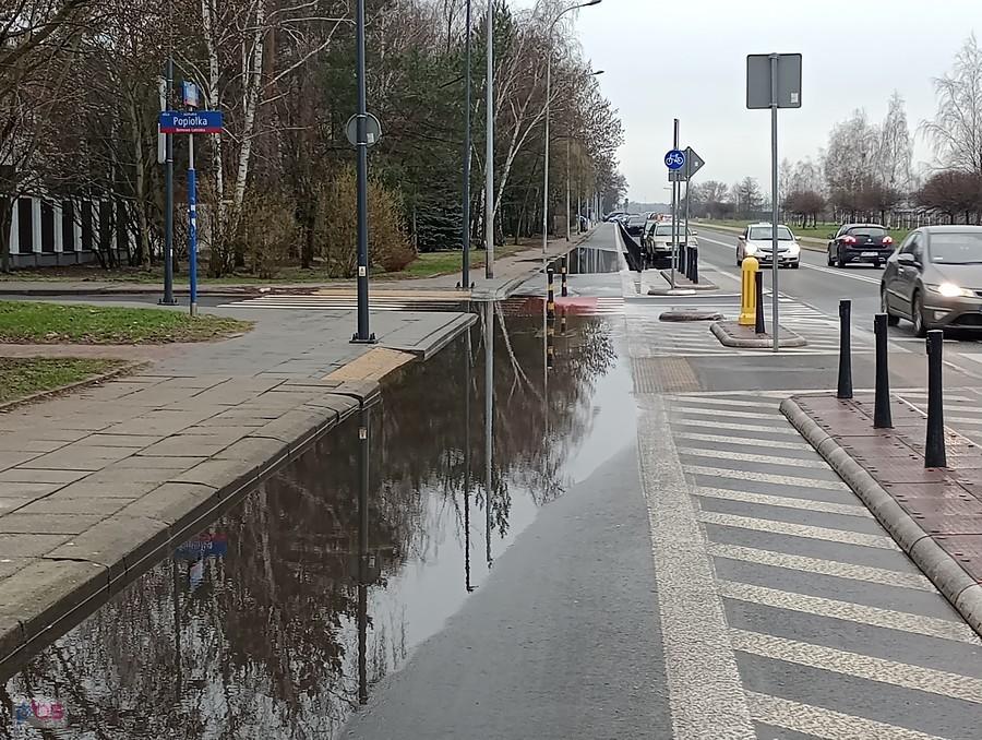 W nocy padało, więc na ddr znowu jest kałuża