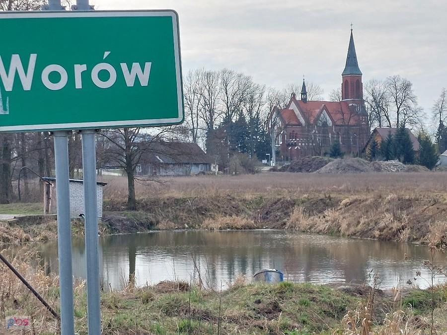 Worów w tle kościół pod wezwaniem Najświętszego Serca Pana Jezusa