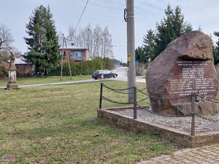 Głaz upamiętniający ofiary z okolicznych wsi z okresu kampanii z Bolszewikami, po lewej trochę w głębi Jan Nepomucen